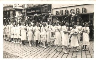 1938 Kassa, Kosice; Ünnepi körmenet, Saty Prvodev ruhabolt, Julius Meinl Gyula, Kis Pipa vendéglő, Burger, Singer Foto / procession, shops, photo