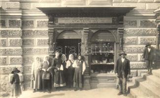 Felsővisó, Viseu de Sus; Fogyasztási és Értékesítő szövetkezet üzlethelyisége, csoportkép / cooperative shop, group photo (ragasztónyom / gluemark)