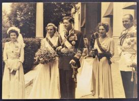 I. Mihály(1921-) román király esküvői képe, családja körében, nyomtatott fotó, 13x18 cm / Michael I King of Romania, modern copy of vintage photo, 13x18 cm