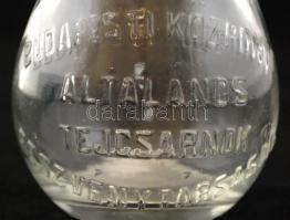 Budapesti Központi Általános Tejcsarnok Részvénytársaság feliratú üveg, hibátlan, m: 12 cm