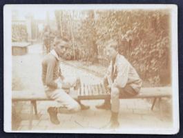 cca 1920 Sakkozó gyerekek fotó / Chess player kids. 6x5 cm