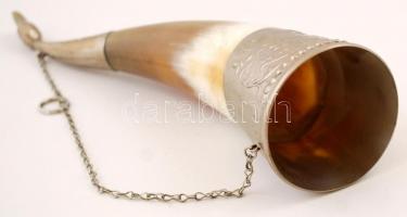 Szaru ivókürt, levélmotívumos illetve kacsafejet mintázó fém rátéttel, lánccal, h: 26,5 cm