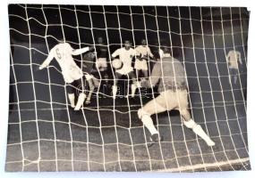 1962 Meleg helyzet a Valencia kapuja előtt, Valencia-MTK(7:3) meccs, a Vásárvárosok Kupa elődöntője, Pobua fotó, hátoldalon feliratozva, kis szakadással, 13x18 cm