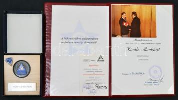 ~1980. "Chemokomplex Törzsgárdatag" zománcozott fém plakett fatalpon és fém jelvény eredeti tokban + igazolvány + "Kiváló Munkáért" kitüntetés adományozói okirata  + fotó az adományozásról (98x91mm) T:2