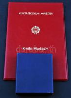 ~1980. "Chemokomplex Törzsgárdatag" zománcozott fém plakett fatalpon és fém jelvény eredet...