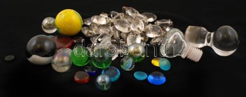Kis üveg tétel, golyókkal, csiszolt üvegekkel, stb., 67 db