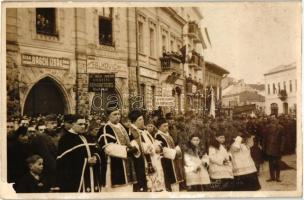 Munkács, Mukacseve; bevonulás, ünneplő tömeg, katonák, Basch Izsák üzlete, Falkovic üzlete, Dr. Gottesmann Endre 'Salvator' drogériája / entry of the Hungarian troops, crowd, shops; photo (kis felületi sérülés / minor surface damage)