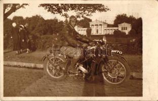 Budapest III. Óbuda, Aquincum, Kato József motorversenyző(?), motorkerékpárral, háttérben az Aquincumi Múzeum épülete, photo