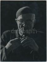 cca 1938 Korschelt Miklós (1900-1982): Pipázós portré, jelzés nélküli vintage fotóművészeti alkotás a szerző hagyatékából, 24x18 cm