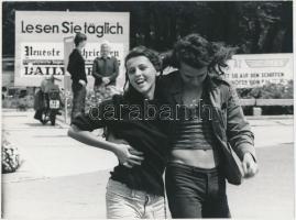 1975 Hemző Károly:  A Balaton partján,  jelzetlen, bemutatva a Magyarország ma című fotókiállításon 1975-ben, a Magyar Munkásmozgalmi Múzeumban, 18x24 cm