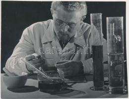 cca 1930 Dulovits Jenő (1903-1972): Kémia órán, jelzés nélküli vintage fotóművészeti alkotás, 11,5x14,5 cm