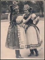 cca 1930 Kallós Oszkár (1874-1955) városligeti felvétele népviseletbe öltözött hölgyekről, pecséttel jelzett vintage fotóművészeti alkotás, 24x18 cm