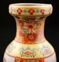 Keleti motívumos porcelán váza, matricás, jelzés nélkül, kopásnyomokkal, m: 20 cm