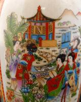 Keleti motívumos porcelán váza, matricás, jelzés nélkül, kopásnyomokkal, m: 20 cm