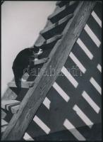1936 Szendrő István (1908-2000): Fel a padlásra, jelzés nélküli vintage fotóművészeti alkotás a szerző hagyatékából, 23x17 cm