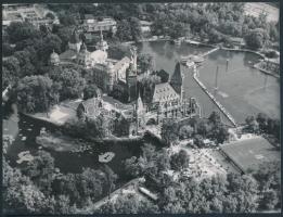 1966 Budapest, Légifotó a Vajdahunyad várról és a Városligeti-tóról, Járai Rudolf (1913-1993) fotóriporter feliratozott fotója, 9x12 cm
