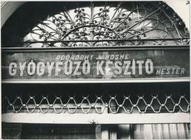 cca 1980 Budapest, Podhorny Jánosné gyógyfűző készítő mester műhelyében, Reznek Andrea 3 db felirato...