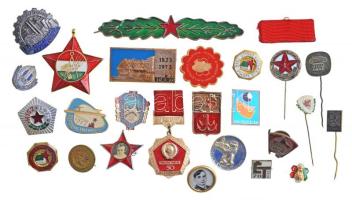 25db vegyes magyar és külföldi szocialista kitűző, jelvény, kitüntetés, közte "Honvédelemért I" ezüstözött, zománcozott fém kitűző, 1959. "Természetjáró Bajnokságok" festett fém jelvény, 1966. "Úttörő Kulturális Szemle" aranyozott, zománcozott fém jelvény T:2,2-