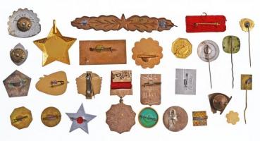 25db vegyes magyar és külföldi szocialista kitűző, jelvény, kitüntetés, közte "Honvédelemért I&...