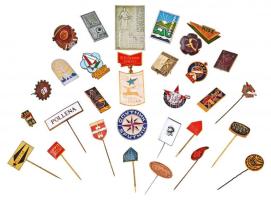 30db vegyes magyar és külföldi szocialista kitűző, jelvény, közte zománcozott is T:vegyes 30pcs of mixed socialist pins and badges, with enamelled pcs C:mixed