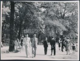 cca 1938 Budapesti életképek, 4 db jelzés nélküli vintage fotó Reich Péter Cornel hagyatékából, 17x23 és 21x26 cm közötti méretekben