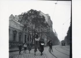 cca 1930 Budapest, 51-es villamos és az Erő és Szépség utcai sétája, korabeli negatívról készült modern nagyítás 13x18 cm-es fotópapíron