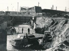 cca 1966 Budapest, Örs vezér téri aluljáró építése, 2 db feliratozott fénykép, 18x24 cm