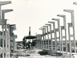 cca 1968 Budapest, Fehér úti metró járműtelep építése, 2 db fotó, 18x24 cm