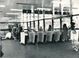 Budapesti metró peronok, aluljárók, 4 db fénykép, három feliratozva (Nyugati pu., Arany János u., Ha...
