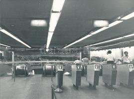 Budapesti metró peronok, aluljárók, 4 db fénykép, három feliratozva (Nyugati pu., Arany János u., Ha...