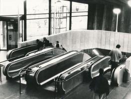 cca 1991 Budapest, Moszkva tér, a metró lejáró 3 és 4 lépcsős állapotában, Karai S. felvételei, aláírva, 4 db fénykép, 18x24