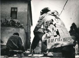 1963 Vencsellei István: Élő reklám, feliratozott vintage fotóművészeti alkotás, 18x24 cm