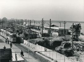 cca 1975 Budapest, Boráros téri közlekedési csomópont építkezése, 2-es és 2A villamosok a megállóban, 2 db fotó, 18x24 cm