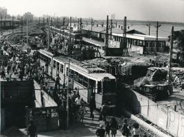 cca 1975 Budapest, Boráros téri közlekedési csomópont építkezése, 2-es és 2A villamosok a megállóban...