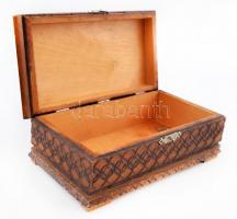 Díszesen faragott fadoboz, kis kopásnyomokkal, 20,5×11,5×7,5 cm