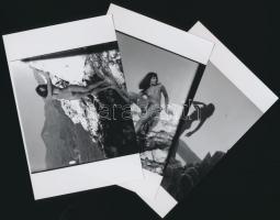 cca 1974 Sziklamászó tréningen, 6 db finoman erotikus fénykép modern nagyításban, 15x10 cm-es fotópa...