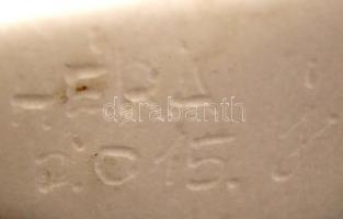 Héra József (1976- ): Madárcsalád, fehér márvány, jelzett, m: 19,5 cm