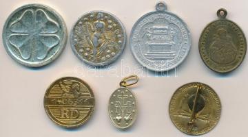 7db klf kegyérem, szerencsepénz, jelvény, közte "Boldog Új Évet" Al zseton, Madarassy Walt...