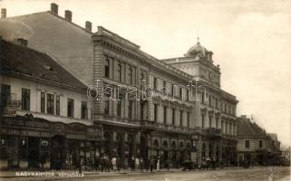 Nagykanizsa, Városháza, üzletek, Fekete Sas gyógyszertár, Magyar Divatcsarnok, Angol-Magyar Bank; kiadja Horváth József könyvárus