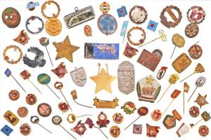 ~70db vegyes magyar és külföldi szocialista jelvény, kitűző, közte sok sérült! T:vegyes