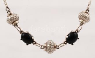 Ezüst (Ag.) nyaklánc, ónixszal, bruttó: 7 g