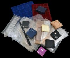 16db-os vegyes kellék tétel, benne bársony bélésű érmetartó tálcák, berakólapok, dísztokok, használt...