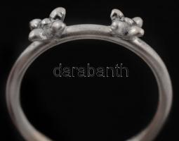 Ezüst gyűrű kis virágokkal, jelzett, Ag.: 2,0gr., méret:54/ Silver ring with flowers, marked, Ag .: ...
