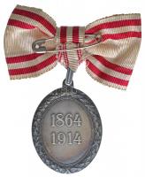 1914. "A Vörös Kereszt Ezüst Díszérme hadidíszítménnyel, női csokorszalagon" jelzett, zomá...