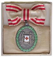 1914. "A Vörös Kereszt Ezüst Díszérme hadidíszítménnyel, női csokorszalagon" jelzett, zomá...