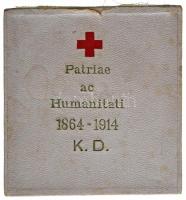 1914. "A Vörös Kereszt Ezüst Díszérme hadidíszítménnyel, női csokorszalagon" jelzett, zomá...
