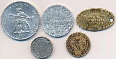 5db klf magyar és külföldi zseton, emlékérem, közte "300.000 Pengő az uccán / A vígjátékok vígj...