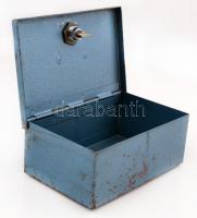 Fém kazetta kulccsal, kopásnyomokkal, 18,5×12×12 cm