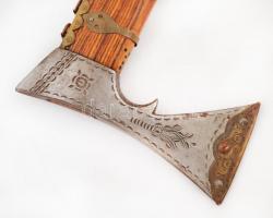 Dísz fokos, gazdagon díszített fejjel, fém rátétekkel, h: 87 cm