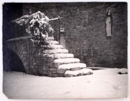 Fagyos Madonna, fotó kartonra kasírozva, verzón M.P.S.L. fotókiállítás 1938 matricával, sarok hiányzik, 30x39cm